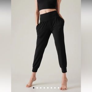 Athleta black salutation joggers size small petite like new